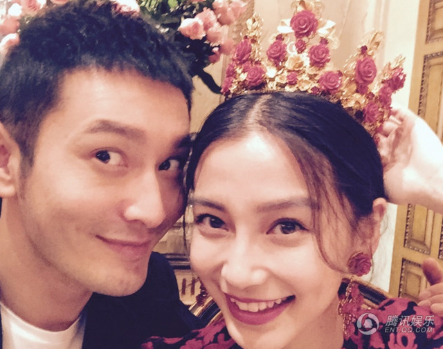 幸福!<em>baby晒皇冠戒指</em> 6年爱情路终于步入婚姻