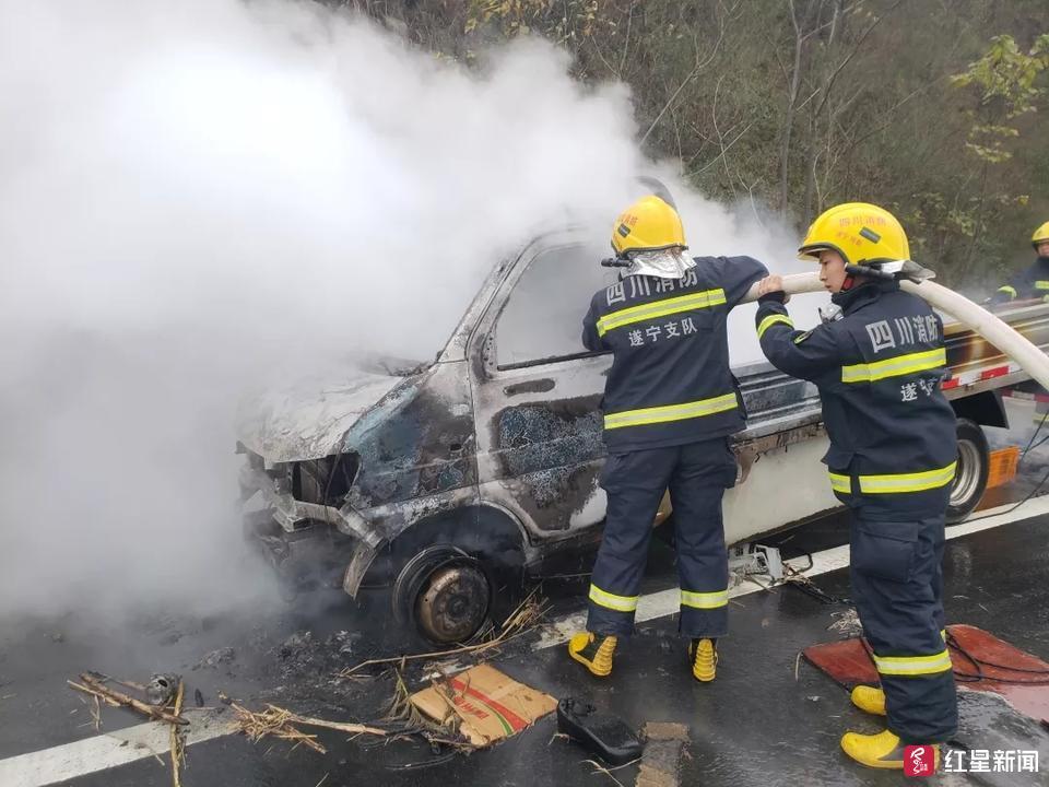 网传成渝环线高速货车爆炸?原是载废纸的小货