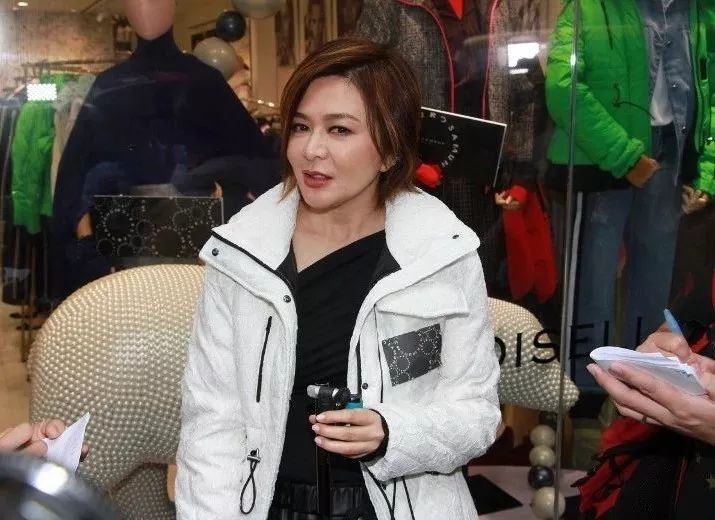 56岁公认女神当宅女！身家超五亿大吐苦水找不到另一半