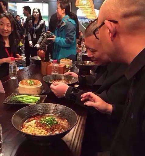 孟非和黄磊的饭店关张，网友：你不亲民，民不亲你