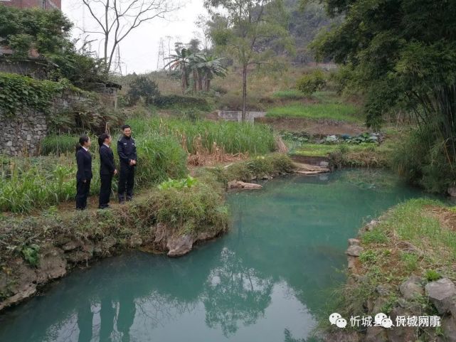 图为忻城检察院干警在古蓬镇集中式饮用水水源地(下敢屯水源地)一级