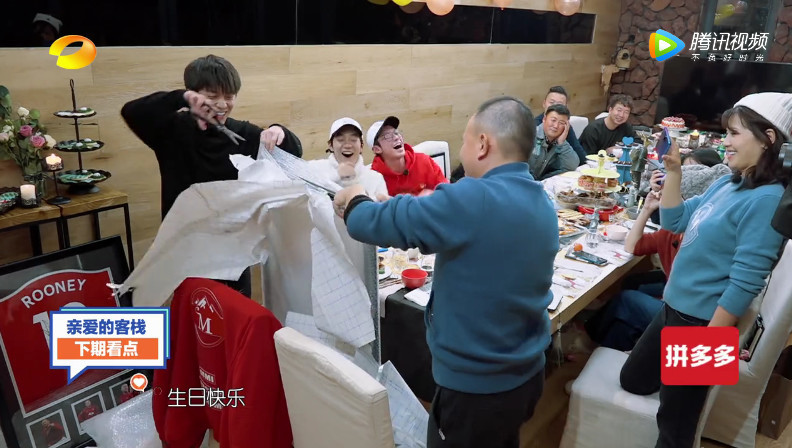 刘涛这礼物让王珂当场落泪，王珂哭到说不出话，武艺反应暴露人品