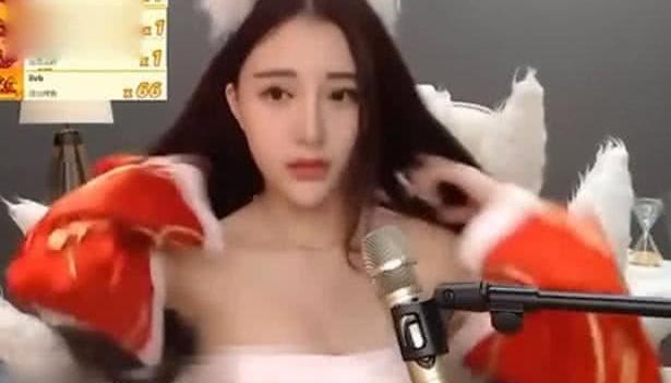 女主播跳舞时上衣滑落,粉丝纷纷截图,网友:想红想疯了!