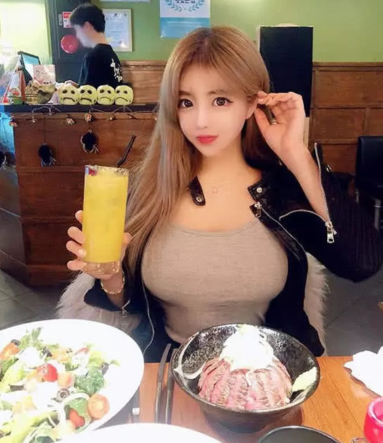 23岁韩国网红整成娃娃脸,看到最后一张图,网友:胸是充气的?