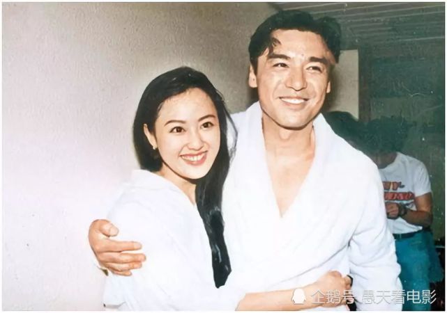 64岁寇振海曝二婚老婆近照,小21岁像父女,儿子比他小