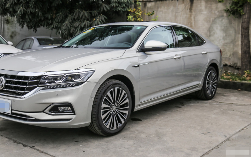 19款帕萨特强势亮相,5米长,尾标值百万,迈腾怕