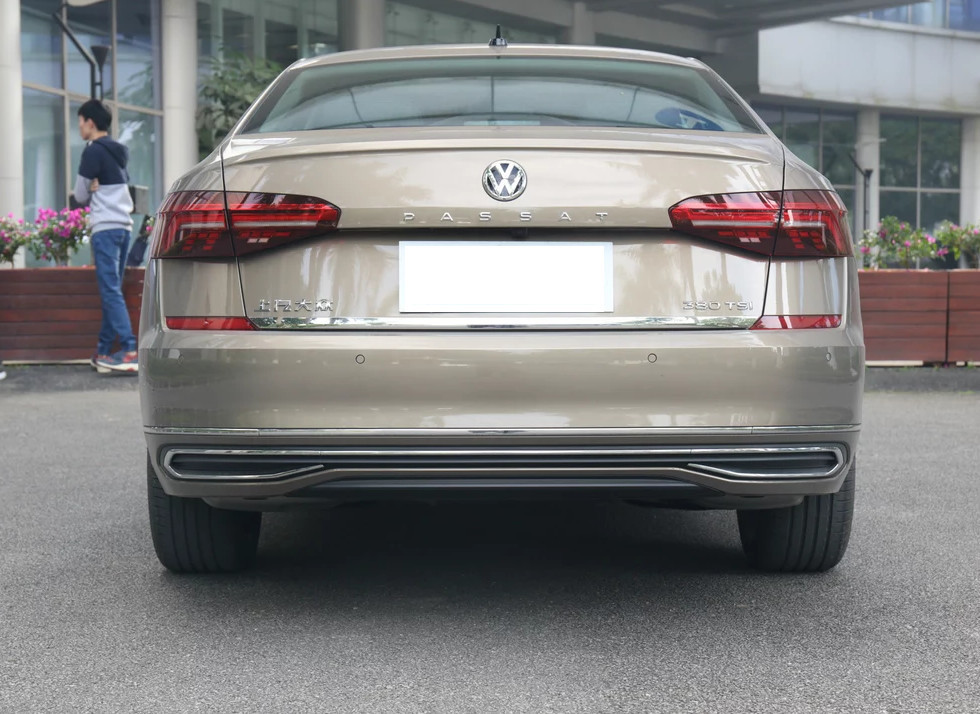 19款帕萨特强势亮相,5米长,尾标值百万,迈腾怕