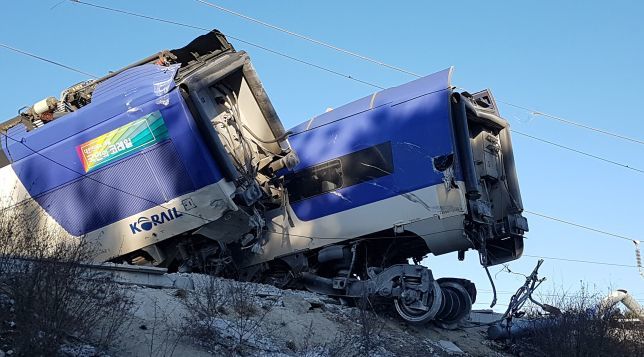 土耳其高速动车组与机车相撞脱轨,致车站