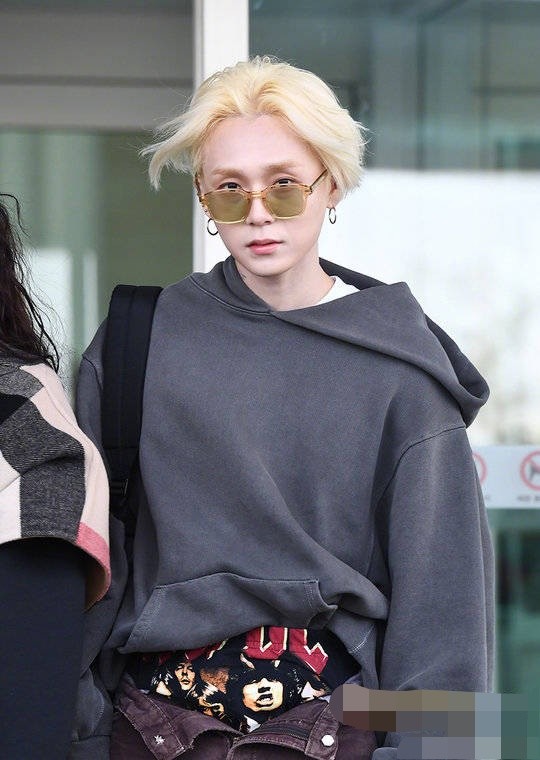 金泫雅与男友合体秀恩爱 金晓钟裤链未拉引争