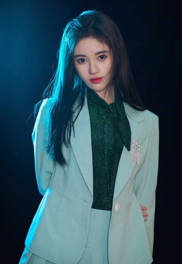 鞠婧祎参加《快本》,穿绿色百褶裙甜美又仙气