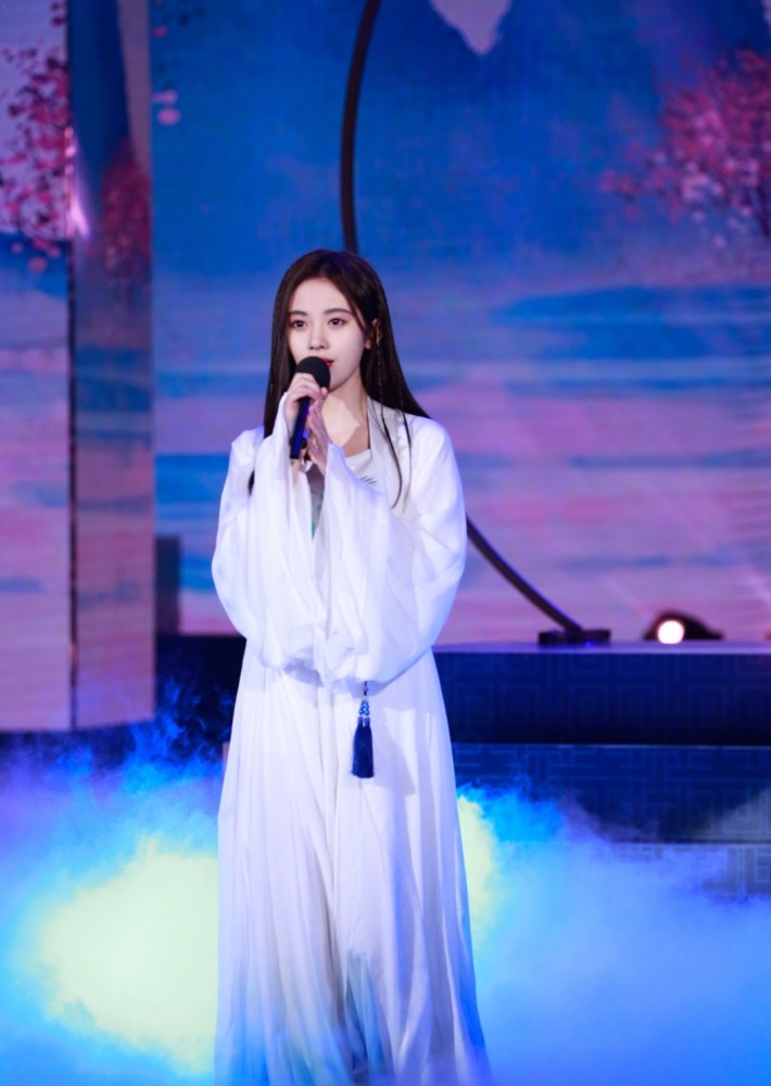 鞠婧祎参加《快本》,穿绿色百褶裙甜美又仙气