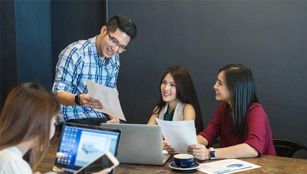 公司员工上班玩手机游戏,被主管直接开除