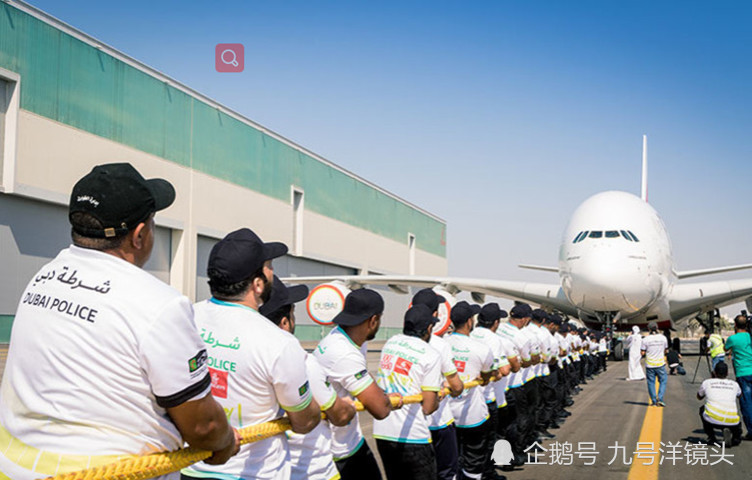 77名迪拜女警拉动168吨飞机前进100米打破世