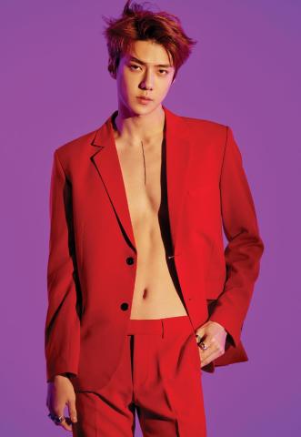 exo出后续专辑,世勋钟仁红西装大秀腹肌,粉丝嫌不够喜庆p成肚兜