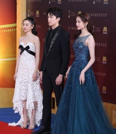 电影华表奖红毯秀女星们美丽冻人，网友：老年人穿着才是正常人