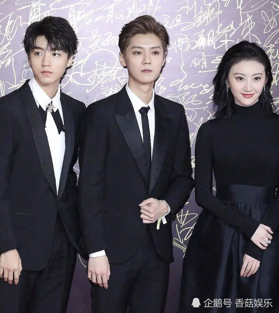 华表奖现场鹿晗偷看关晓彤?被赞造型满分可这