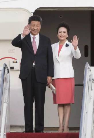 恩爱最高境界:<em>我的</em>领带是你<em>裙子</em>的颜色 虐遍全