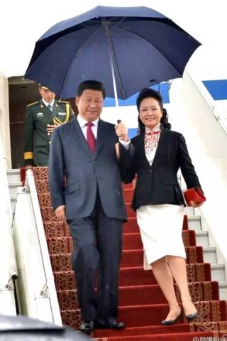 恩爱最高境界:<em>我的</em>领带是你<em>裙子</em>的颜色 虐遍全