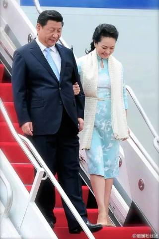 恩爱最高境界:<em>我的</em>领带是你<em>裙子</em>的颜色 虐遍全