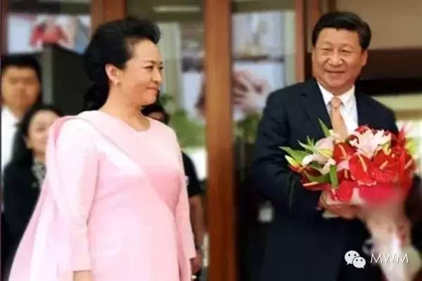 恩爱最高境界:<em>我的</em>领带是你<em>裙子</em>的颜色 虐遍全