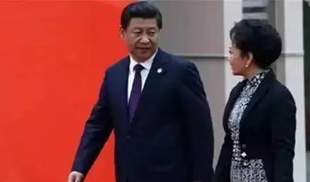 恩爱最高境界:<em>我的</em>领带是你<em>裙子</em>的颜色 虐遍全