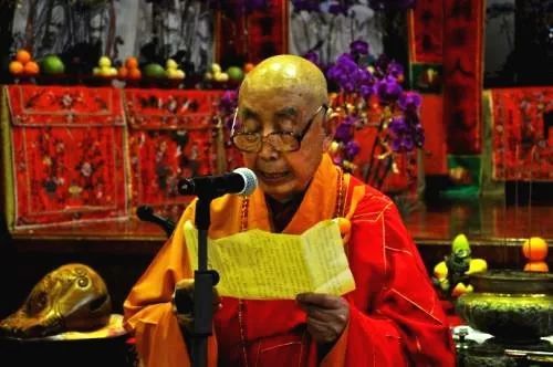 为让佛诞日成为香港法定节日,觉光长老奔走了