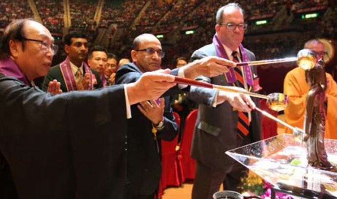 为让佛诞日成为香港法定节日,觉光长老奔走了