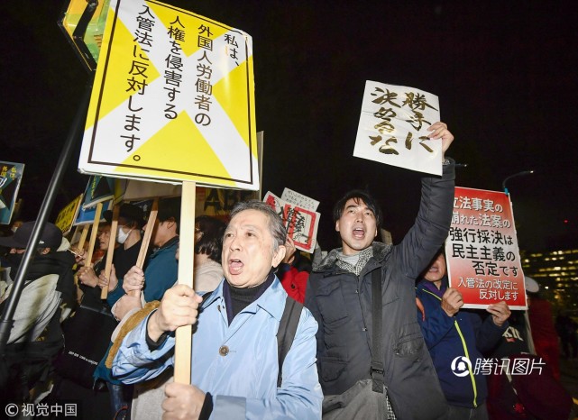 12月7日,日本东京,民众在国会大厦前抗议《出入境管理及难民认定法》