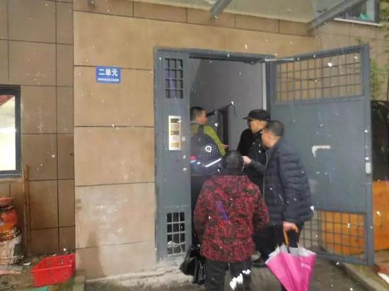 男子雪天发现女儿跟陌生男子上了车 真相大跌眼镜
