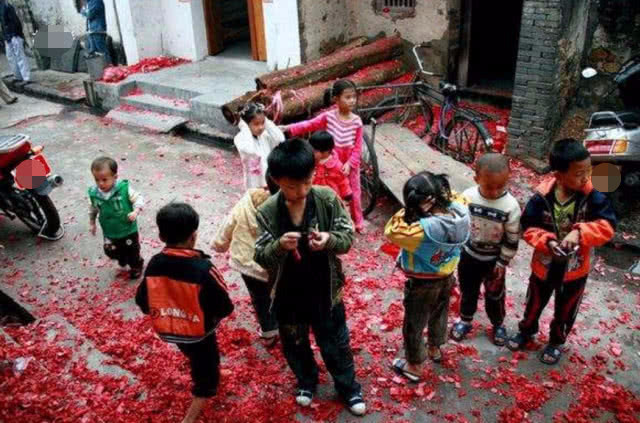 看了80年代的年夜饭,再看看现在的,缺少的不仅