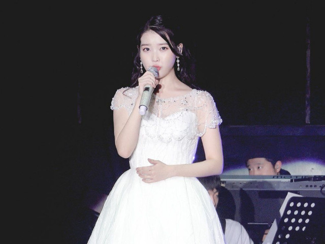 中国粉丝的走心应援让iu泣不成声,被深深感动,直呼最好的应援