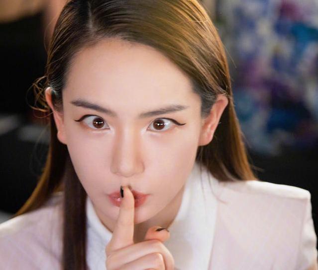 戚薇摘掉美瞳后,高级感扑面而来,网友:以后不要再戴了