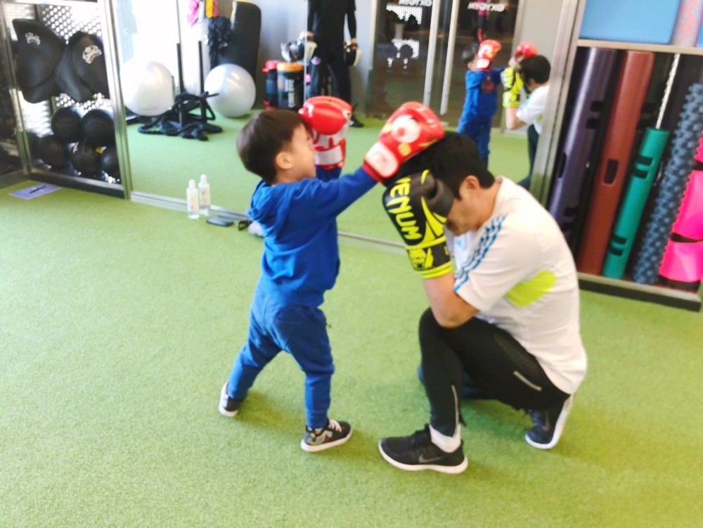 吴京儿子吴所谓能文能武，练拳击时“揍”到爸爸双拳抱头