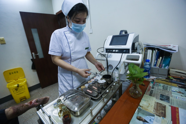 怀孕女护士坚持给皮肤溃烂者换药 传承百年非遗