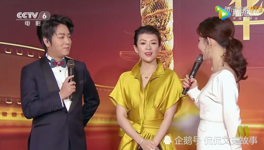 章子怡走红毯形单影只，当她一撩裙子，主持人忍不住多看了一眼！