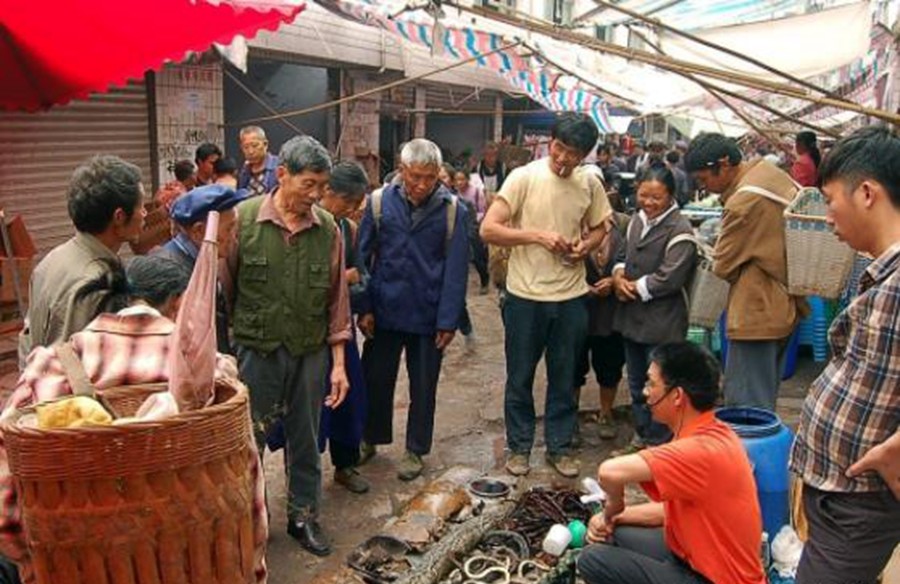 老照片:10年前的四川农村赶集景象,满满的家乡味道