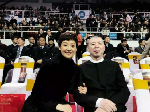 冯小刚和徐帆甜蜜合影，51岁徐帆气质出众，他与周星驰相邻而坐