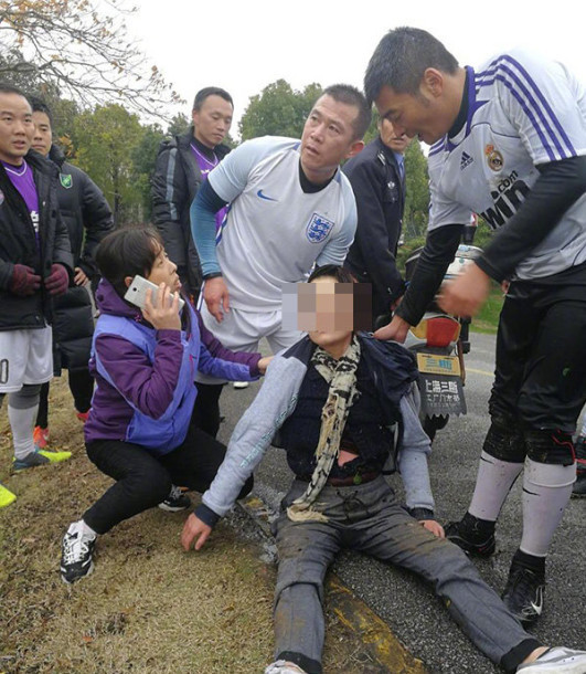 正能量【¨见义勇为】!业余球赛见落水者〔¨