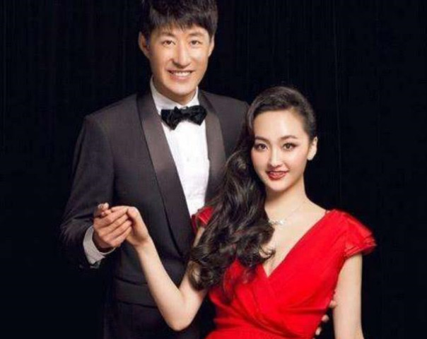 43岁于震近照,小13岁老婆貌美如花,儿子一言难尽,女儿