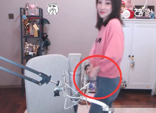 冯提莫直播中拿永动机,俯身时暴露隐私,网友:莉哥的教训忘了?