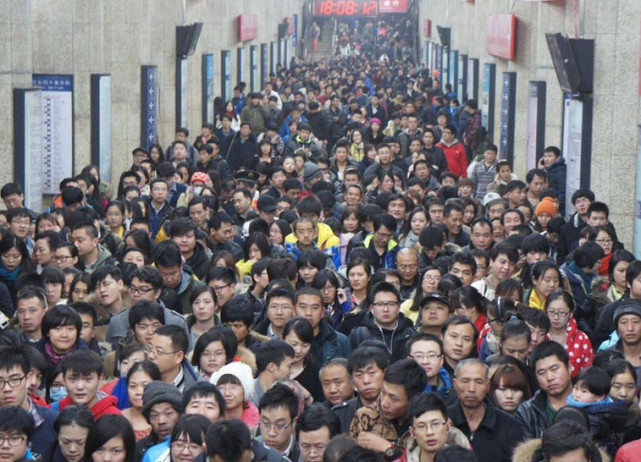北京比较拥挤的地铁站,每天大约有14万的客流,熙熙攘攘全是人