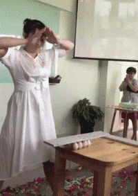 搞笑gif;鸡蛋上头劈木板!妹子惹不起……惹不起
