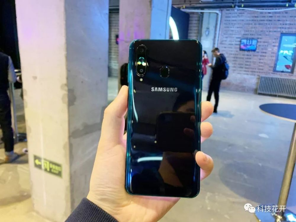 挖孔屏手机三星A8s发布!外观不忍直视
