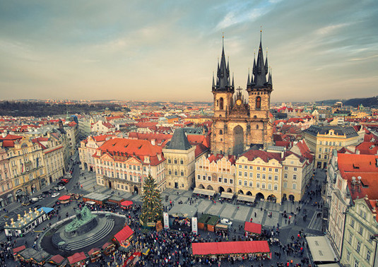 捷克美女到中国旅游,中国什么都好,就是吃饭时