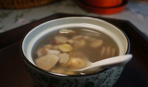 捷克美女到中国旅游,中国什么都好,就是吃饭时