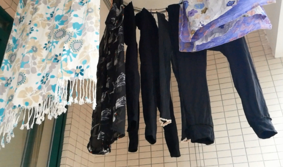 没想到衣架可以这样晒衣服,再湿的衣服也能快速晾干