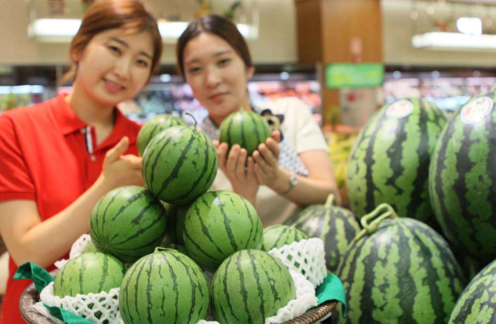 韩国女孩第一次来中国,刚到超市就长见识了,路