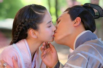 明星拍吻戏太投入怎么办？赵丽颖有妙招，邓超孙俪“公费”秀恩爱