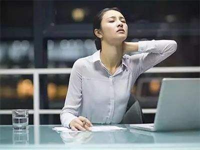 得了颈椎病,脑中风易找上门,在枕头里加一物,有