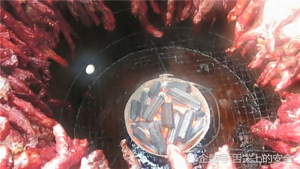 内蒙古街边现烤牛肉干,网友:没见过,我可能是个